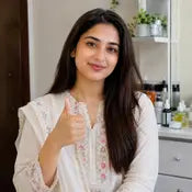 VoveSkin customer giving a thumbs up